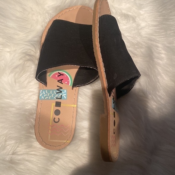 Cool way size 6 black suede feel slip on sandals - Picture 2 of 3